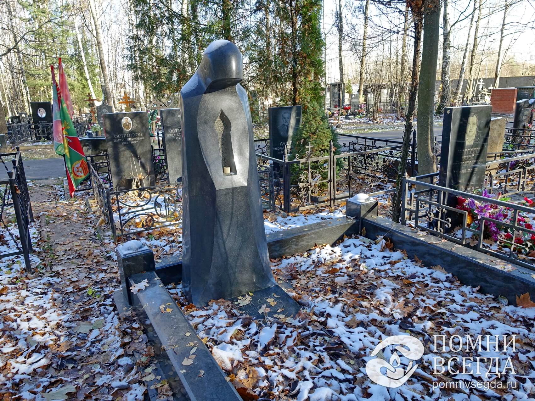 Гранитное надгробье в форме абстрактной человеческой фигуры